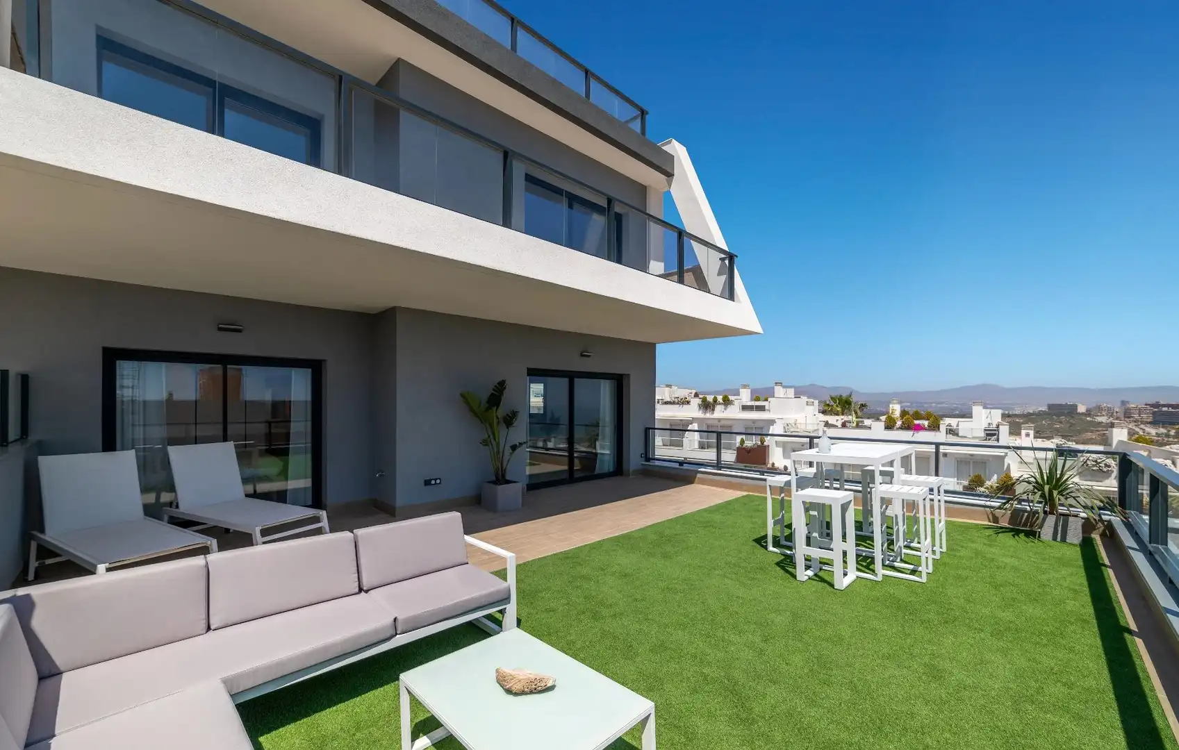 Terrasse von Erdgeschoss zum Verkauf in Santa Pola mit Klimaanlage, Heizung und Privatgarten