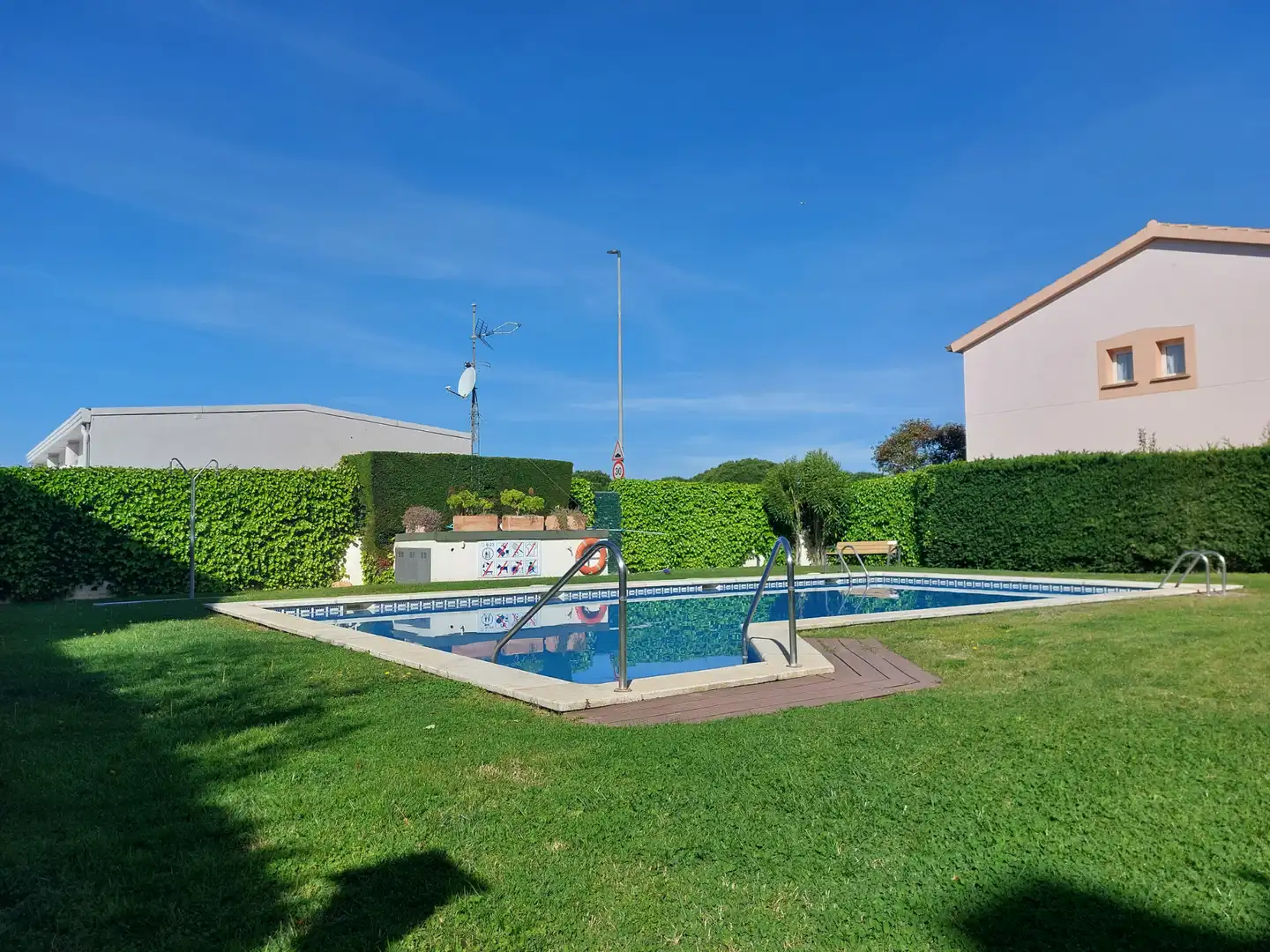 Schwimmbecken von Einfamilien-Reihenhaus zum Verkauf in L'Estartit mit Klimaanlage, Heizung und Terrasse