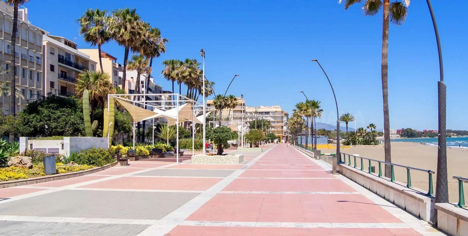Außenansicht von Wohnung zum Verkauf in Estepona mit Klimaanlage, Privatgarten und Terrasse