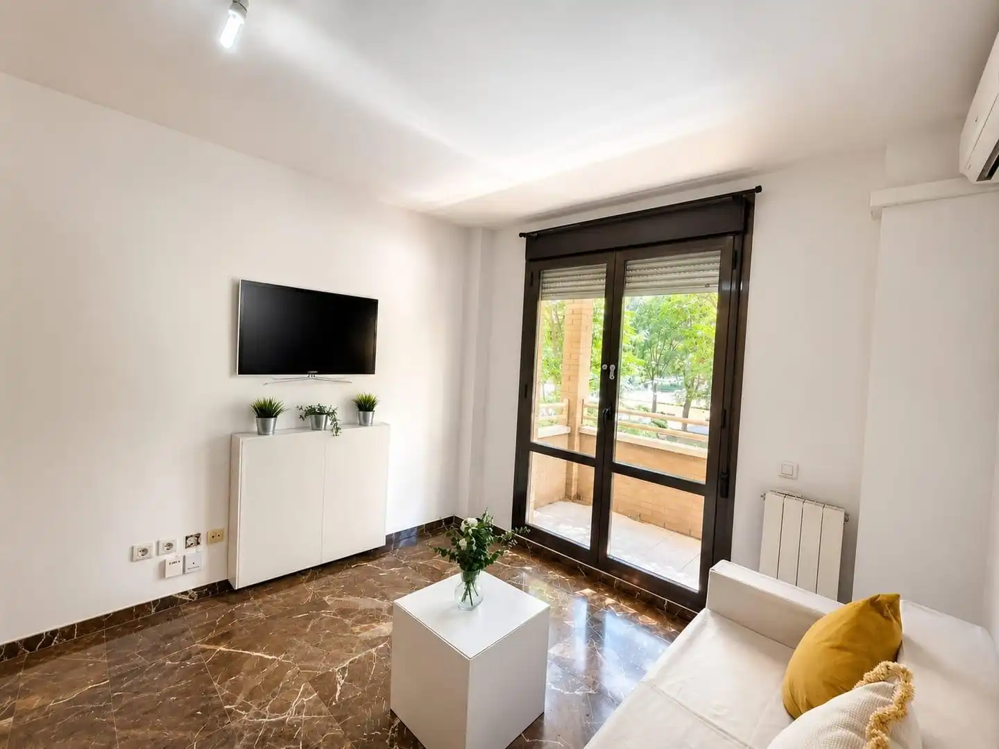 Living room of Flat for sale in Zaragoza  with Air Conditioner, Heating and Balcony
