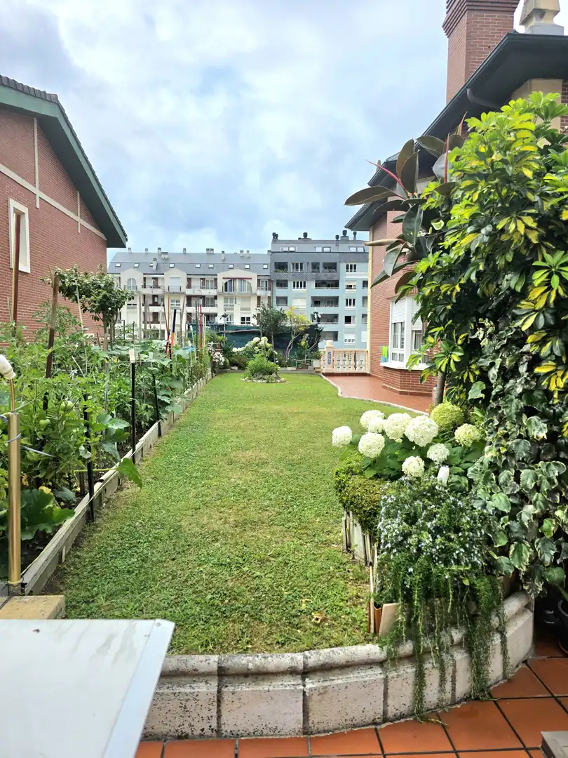 Garten von Einfamilien-Reihenhaus zum Verkauf in Castro-Urdiales mit Heizung, Privatgarten und Parkett