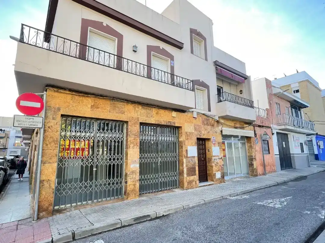 Vista exterior de Casa o xalet en venda en Camas amb Aire condicionat i Balcó