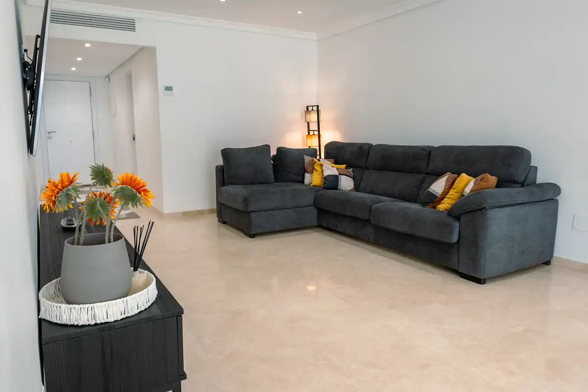 Sala de estar de Planta baja de alquiler en Estepona con Aire acondicionado, Terraza y Piscina comunitaria