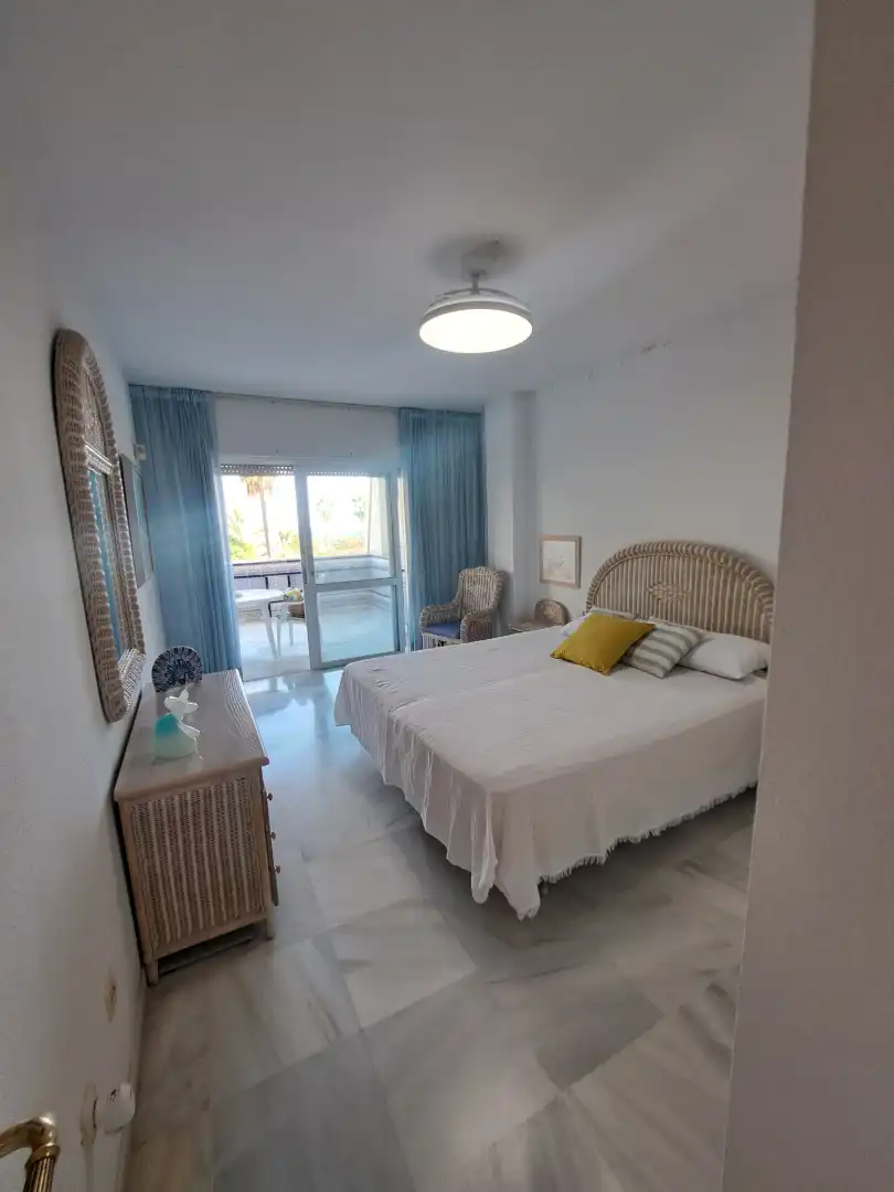 Schlafzimmer von Wohnung zur Miete in Marbella mit Klimaanlage, Heizung und Terrasse