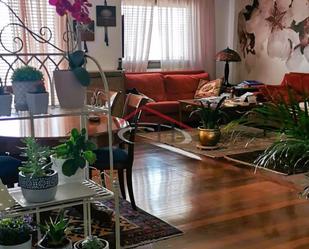 Sala d'estar de Pis en venda en León Capital  amb Calefacció, Parquet i Terrassa