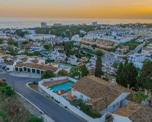 Vista exterior de Casa o xalet en venda en Mijas amb Jardí privat i Piscina