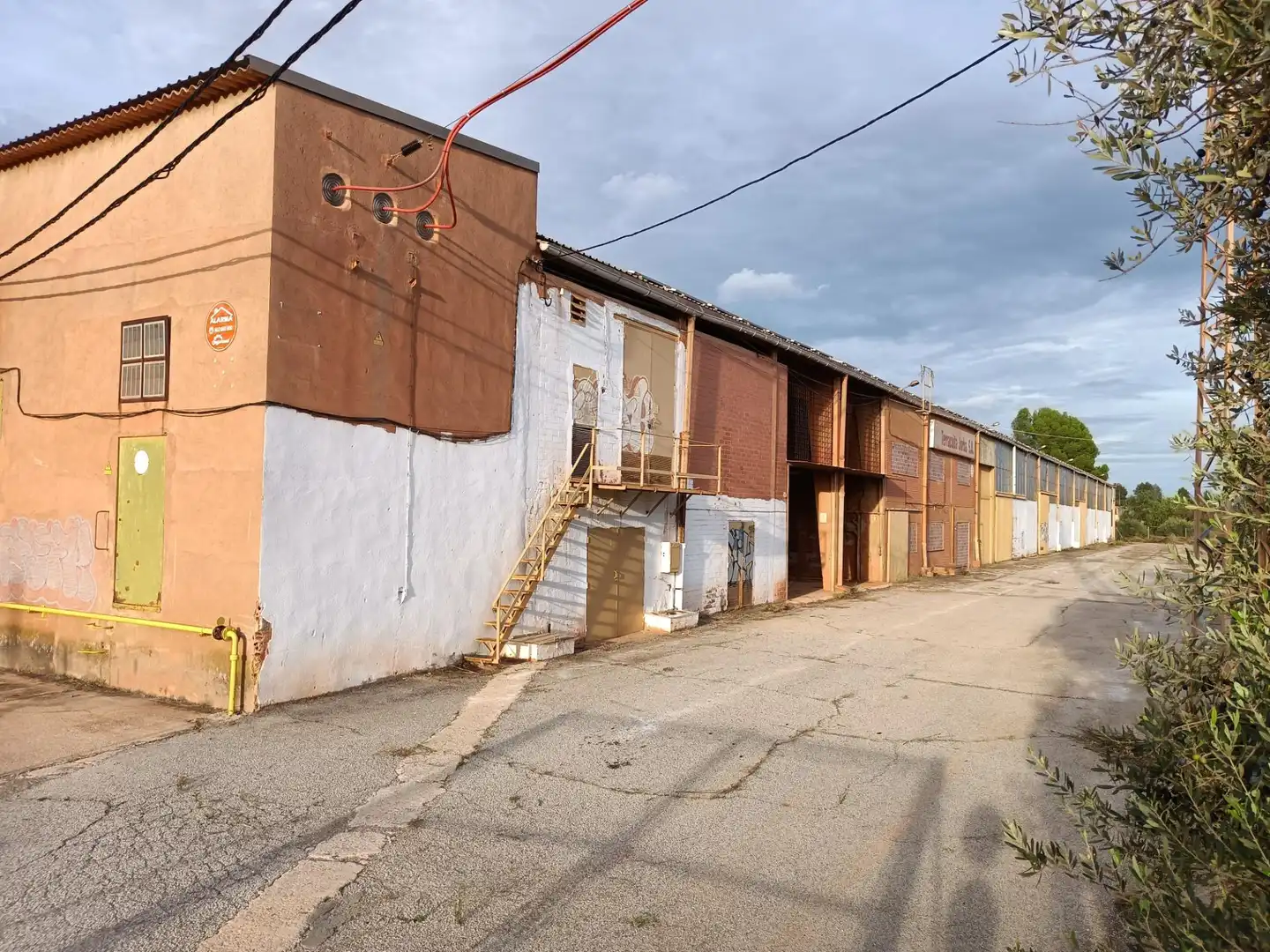 Vista exterior de Nau industrial de lloguer en Castellolí