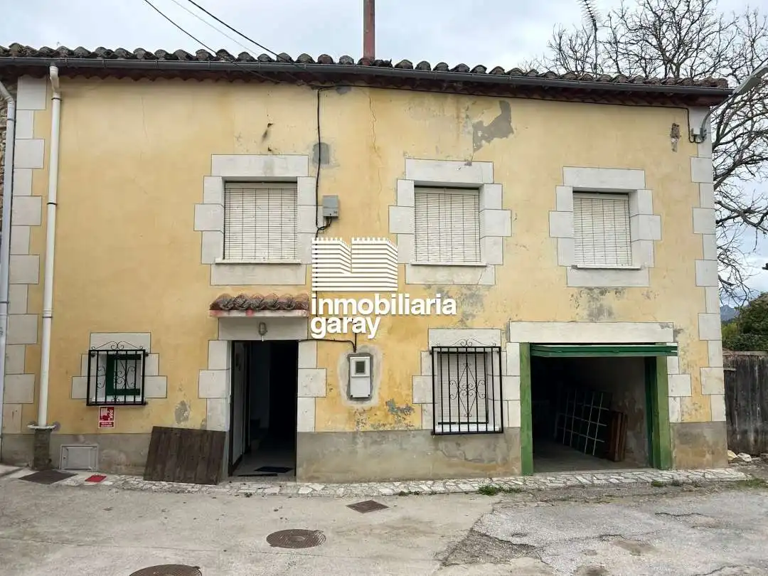Vista exterior de Casa adosada en venda en Merindad de Valdivielso amb Calefacció i Moblat