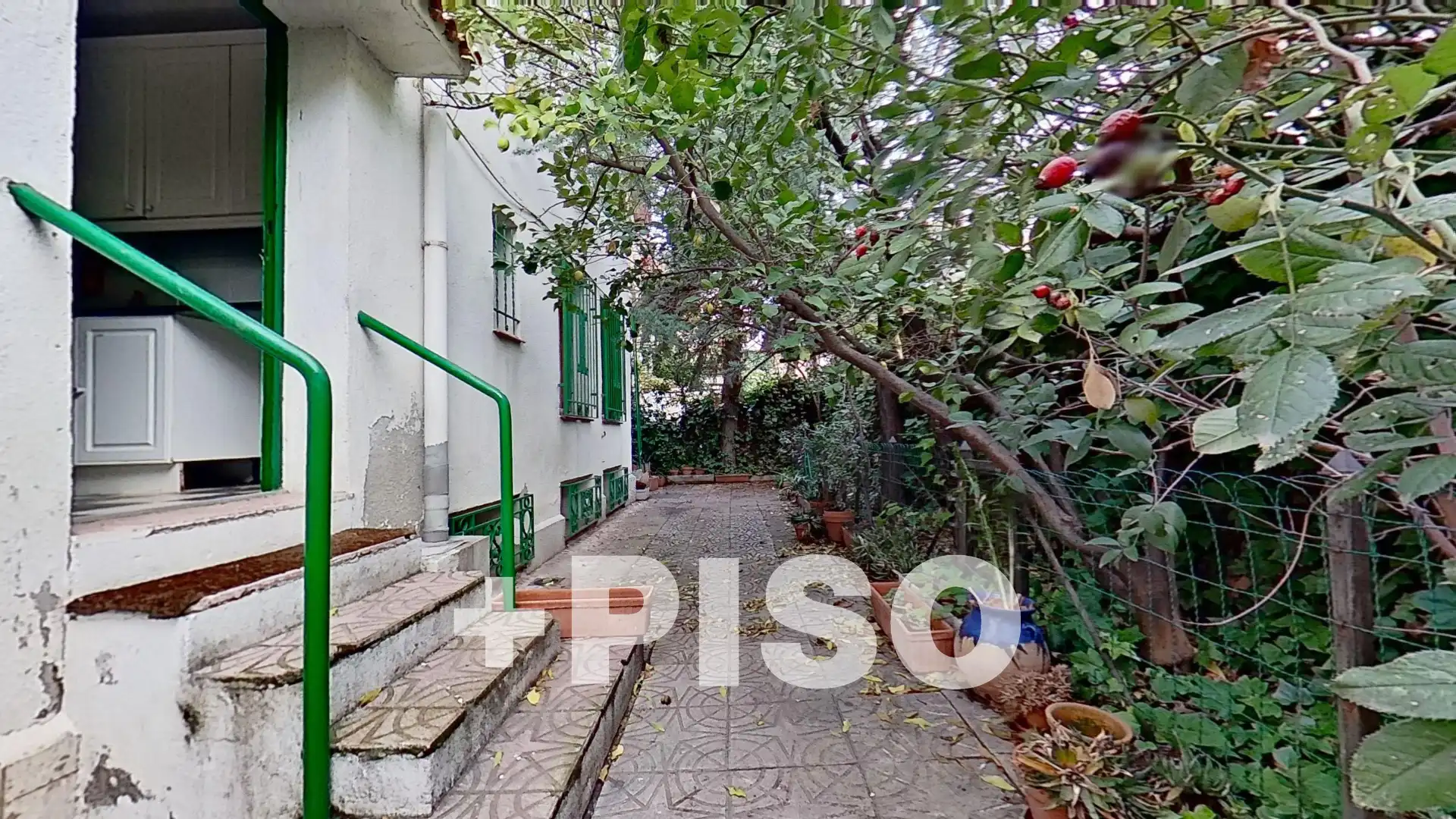 Vista exterior de Casa o xalet en venda en Madrid amb Calefacció, Jardí privat i Terrassa