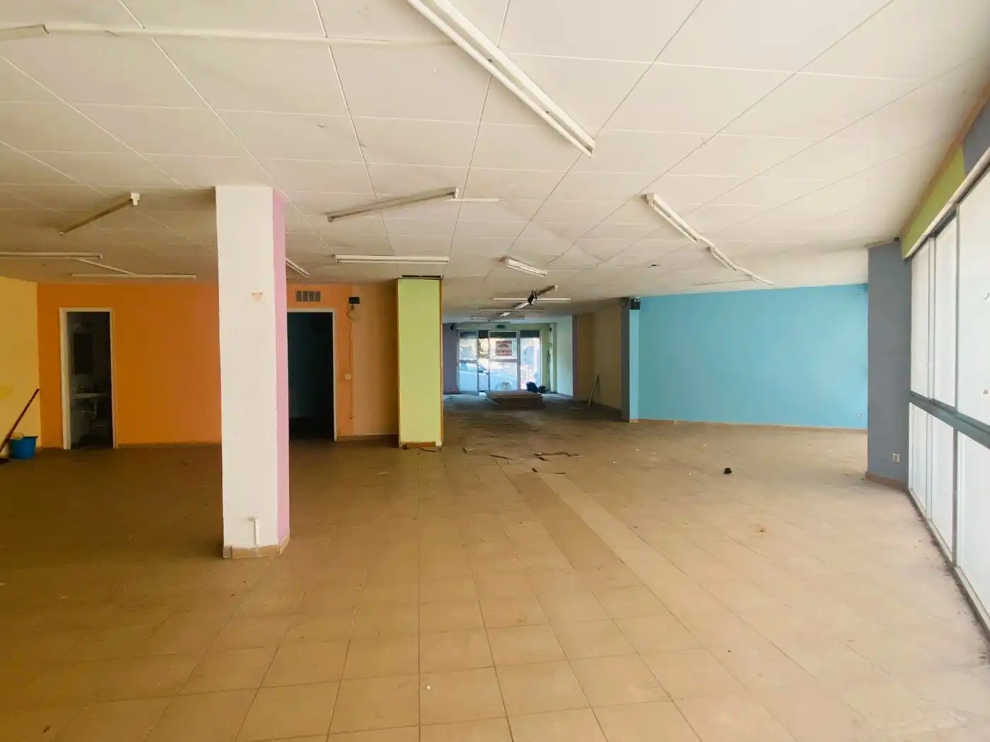 Local comercial de lloguer a Avinguda Marignane 7, imagen 2