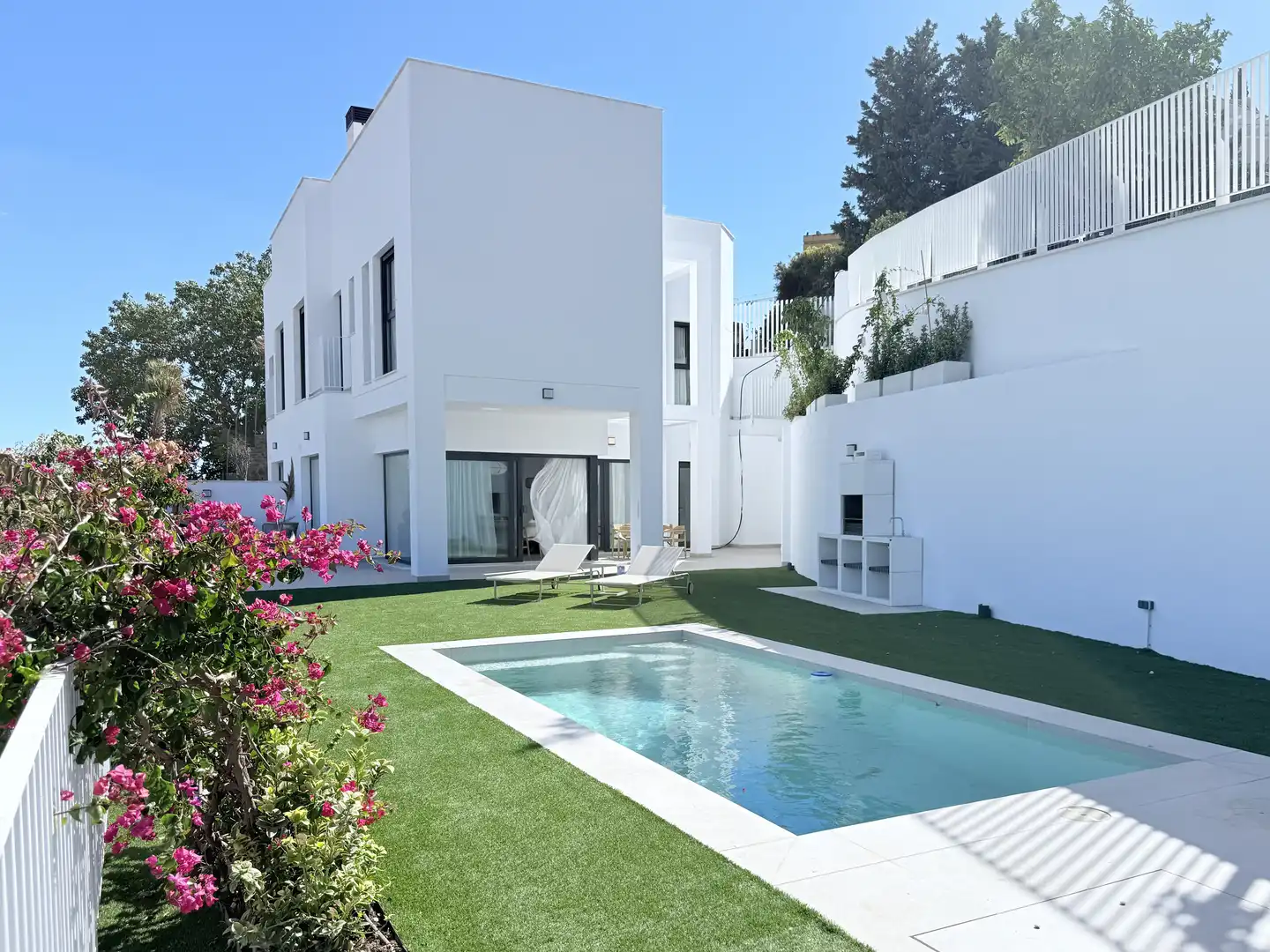 Außenansicht von Einfamilien-Reihenhaus zum Verkauf in Málaga mit Privatgarten, Balkon und Gemeinschaftspool