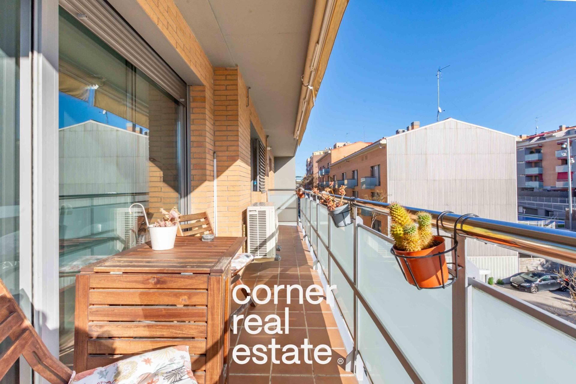 Vista exterior de Àtic en venda en Rubí amb Aire condicionat, Calefacció i Jardí privat