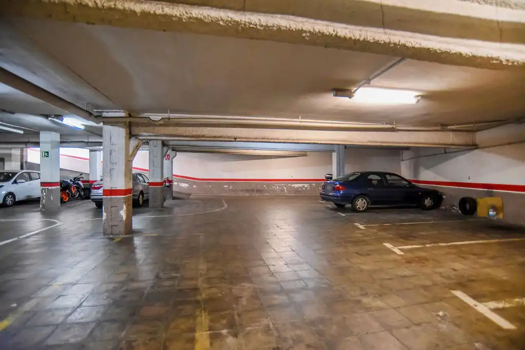Aparcament de Garatge en venda en Centre - Sant Oleguer