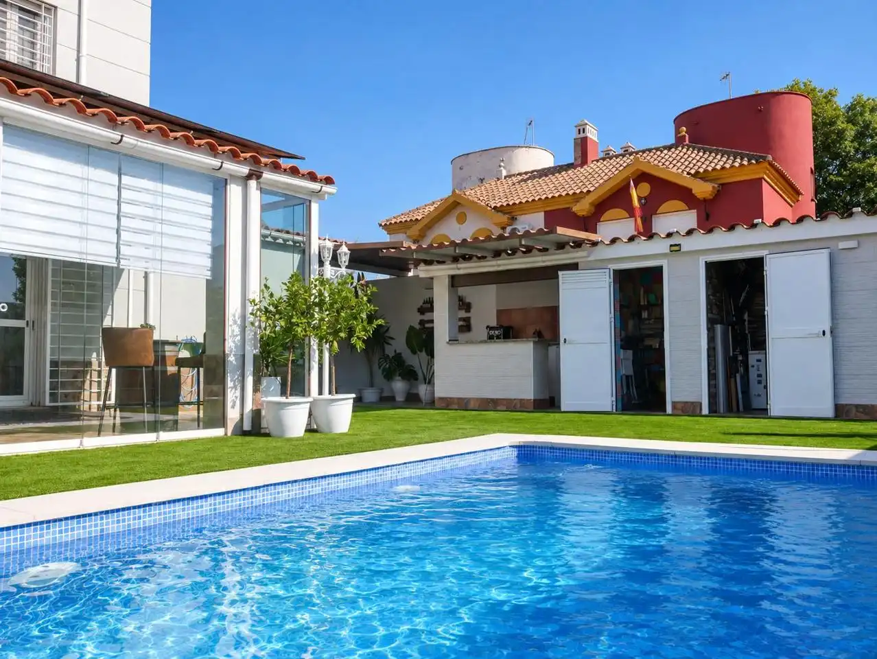 Piscina de Casa adosada en venda en Bormujos amb Aire condicionat, Jardí privat i Terrassa