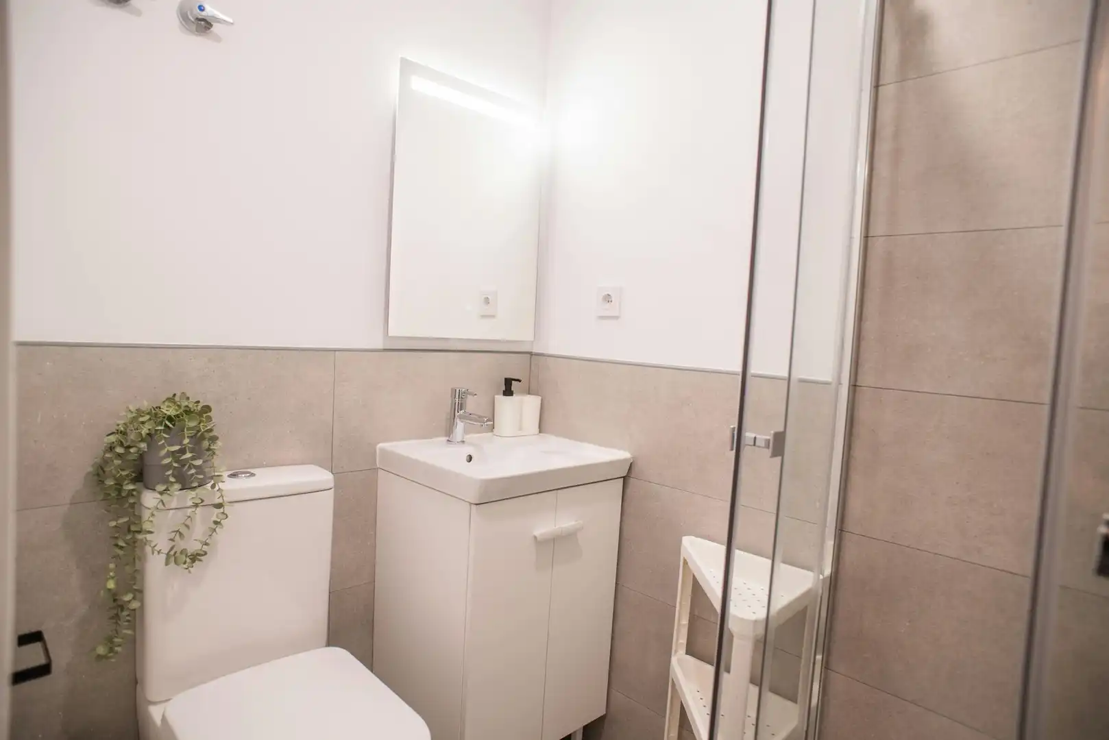 Bathroom of Flat for share in Valencia  with Washing machine