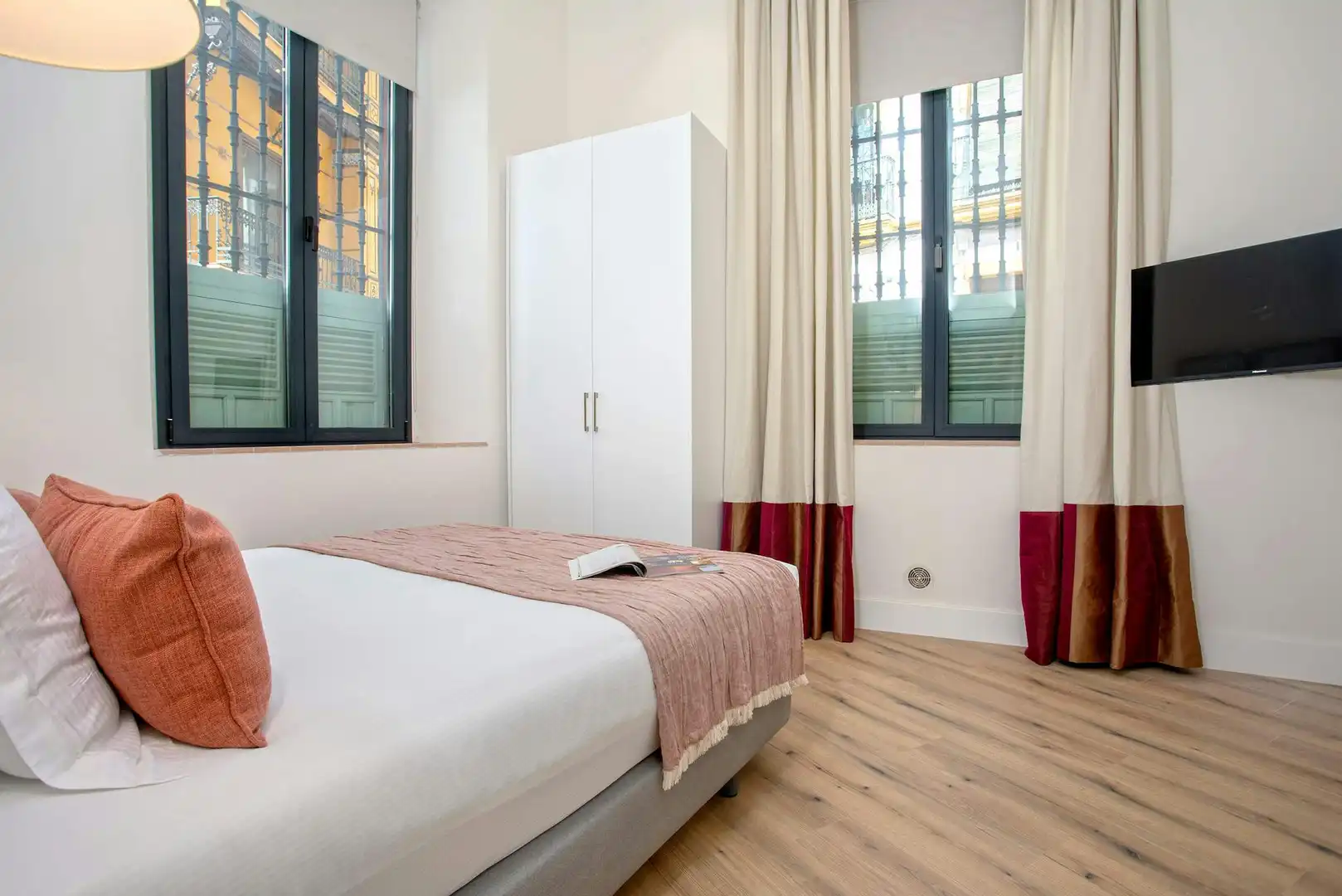 Bedroom of Flat for rent in Sevilla  with Air Conditioner, Heating and Washing machine