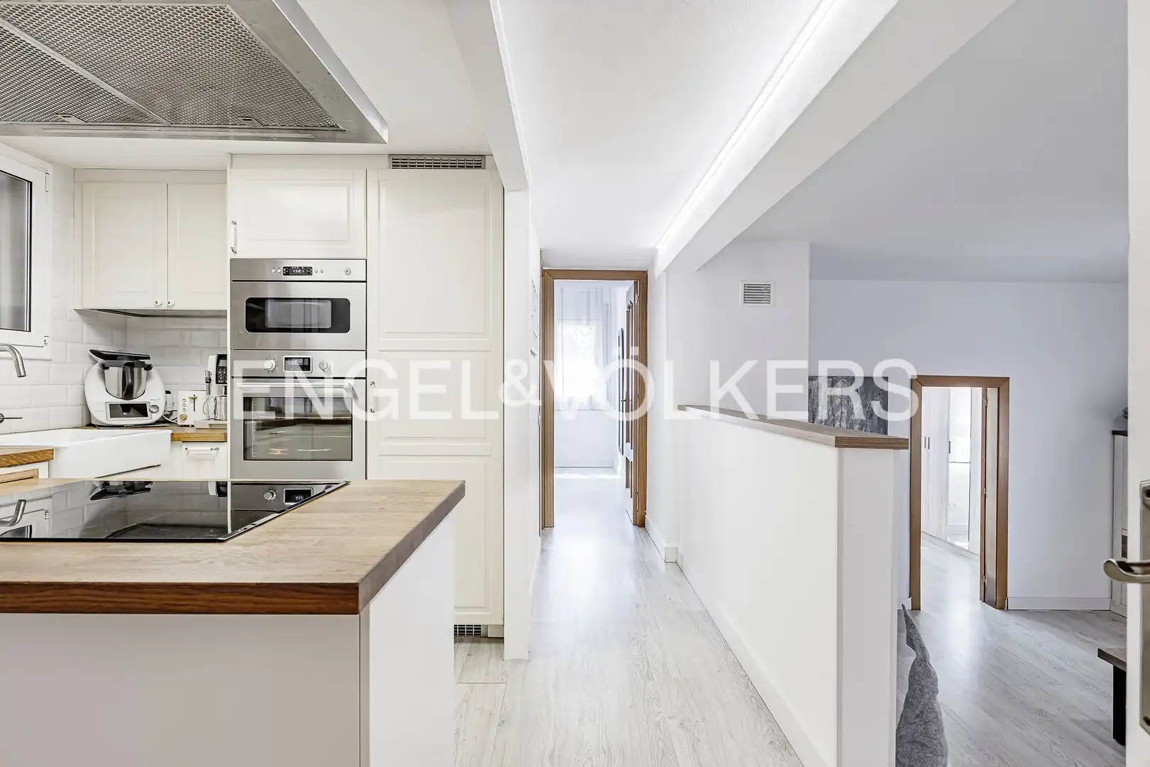 Cuina de Casa o xalet en venda en Sant Cugat del Vallès amb Aire condicionat, Calefacció i Jardí privat