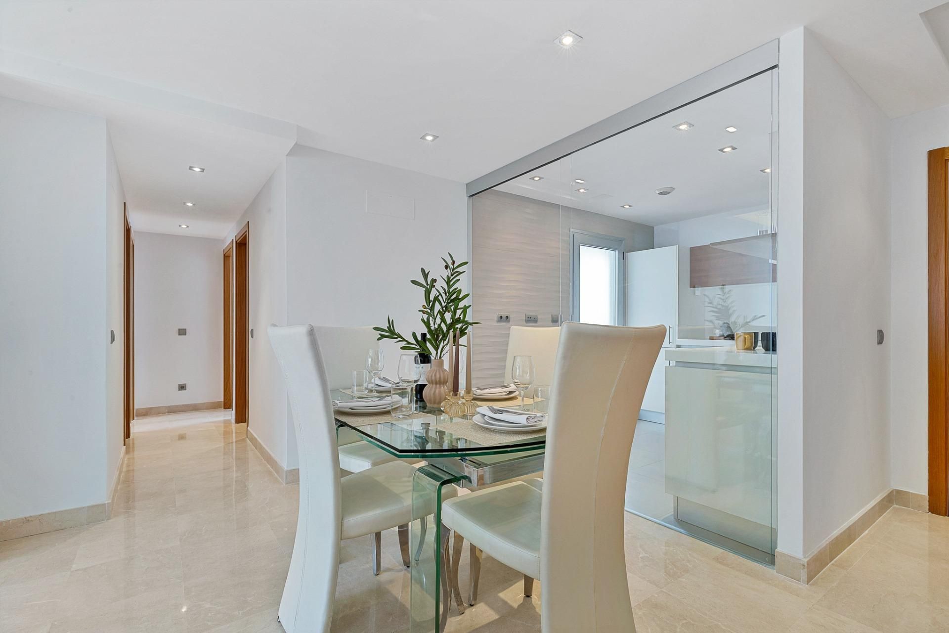 Menjador de Àtic en venda en Marbella amb Aire condicionat, Calefacció i Jardí privat