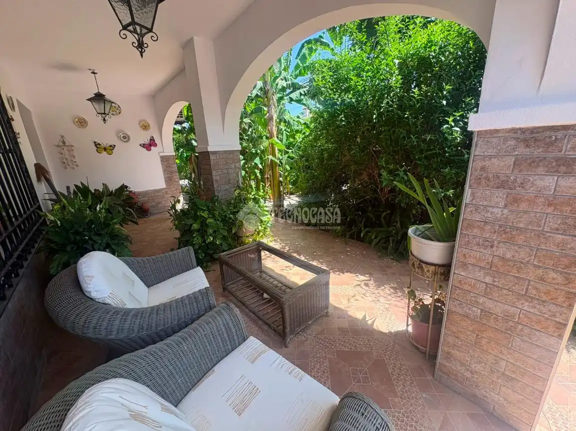 Terrassa de Casa o xalet en venda en Espartinas amb Aire condicionat, Piscina i Piscina comunitària