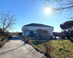 Vista exterior de Casa o xalet en venda en Fuente El Saz de Jarama amb Calefacció i Moblat