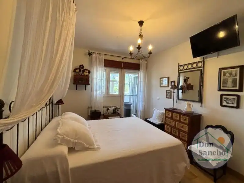 Habitación de Casa adosada en venta en Cabezón de Pisuerga con Calefacción, Jardín privado y Terraza