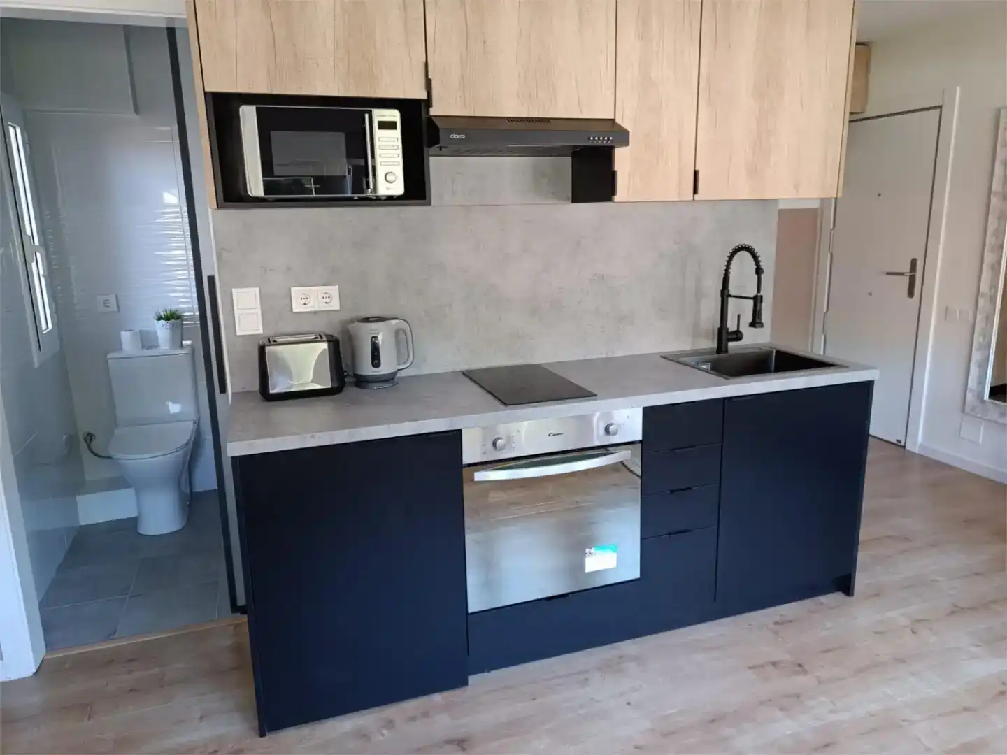 Cuina de Estudi de lloguer en Castelldefels amb Aire condicionat, Jardí privat i Moblat