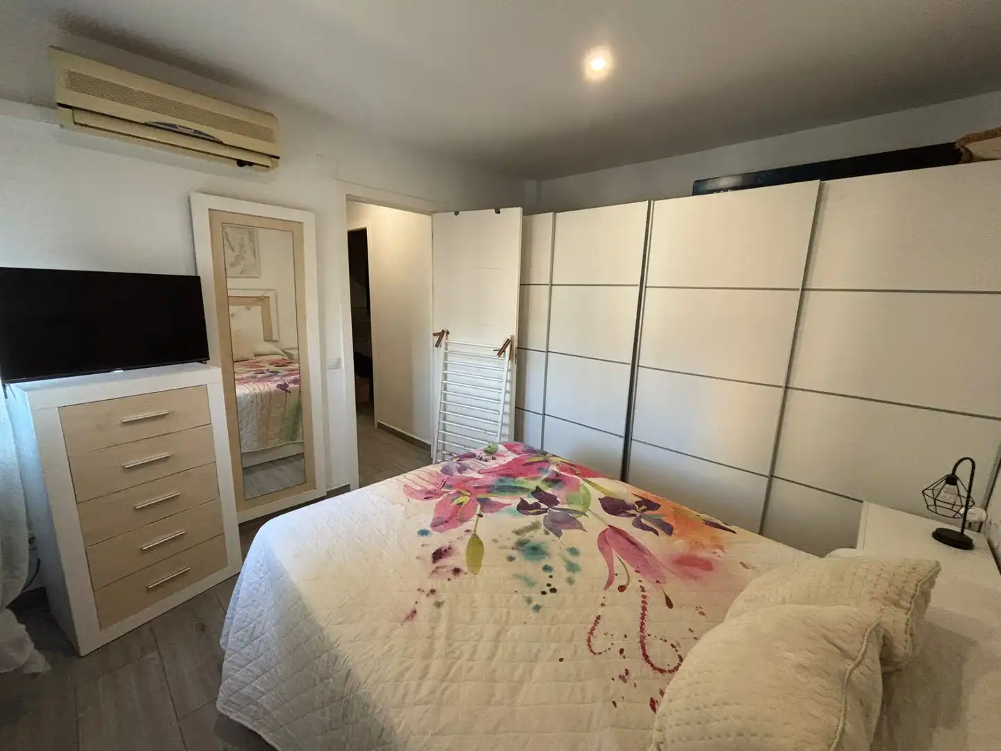 Bedroom of Flat for sale in Sevilla  with Air Conditioner