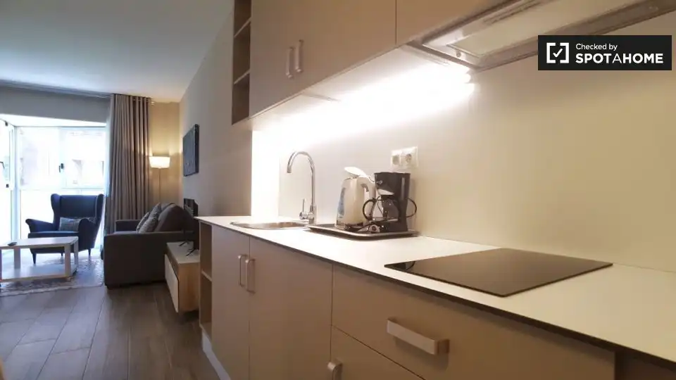 Cocina de Estudio para compartir en Barcelona con Aire acondicionado y Terraza