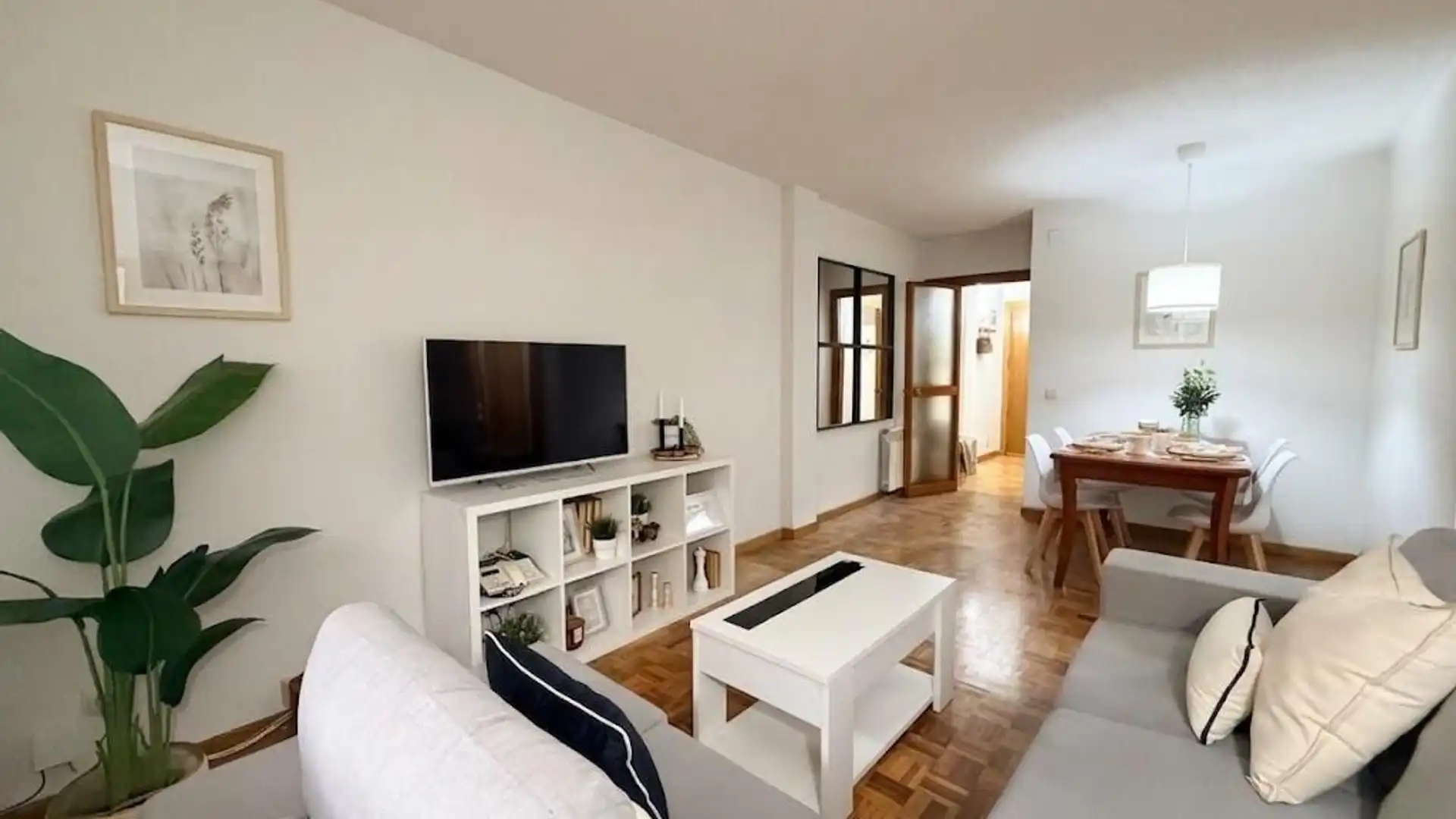 Sala de estar de Planta baja en venta en San Fernando de Henares con Calefacción, Parquet y Trastero
