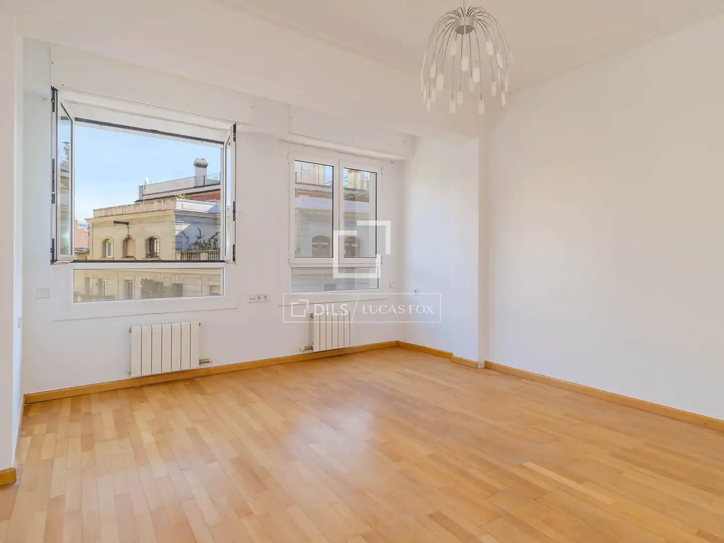 Außenansicht von Wohnung zum Verkauf in Barcelona mit Klimaanlage, Heizung und Balkon