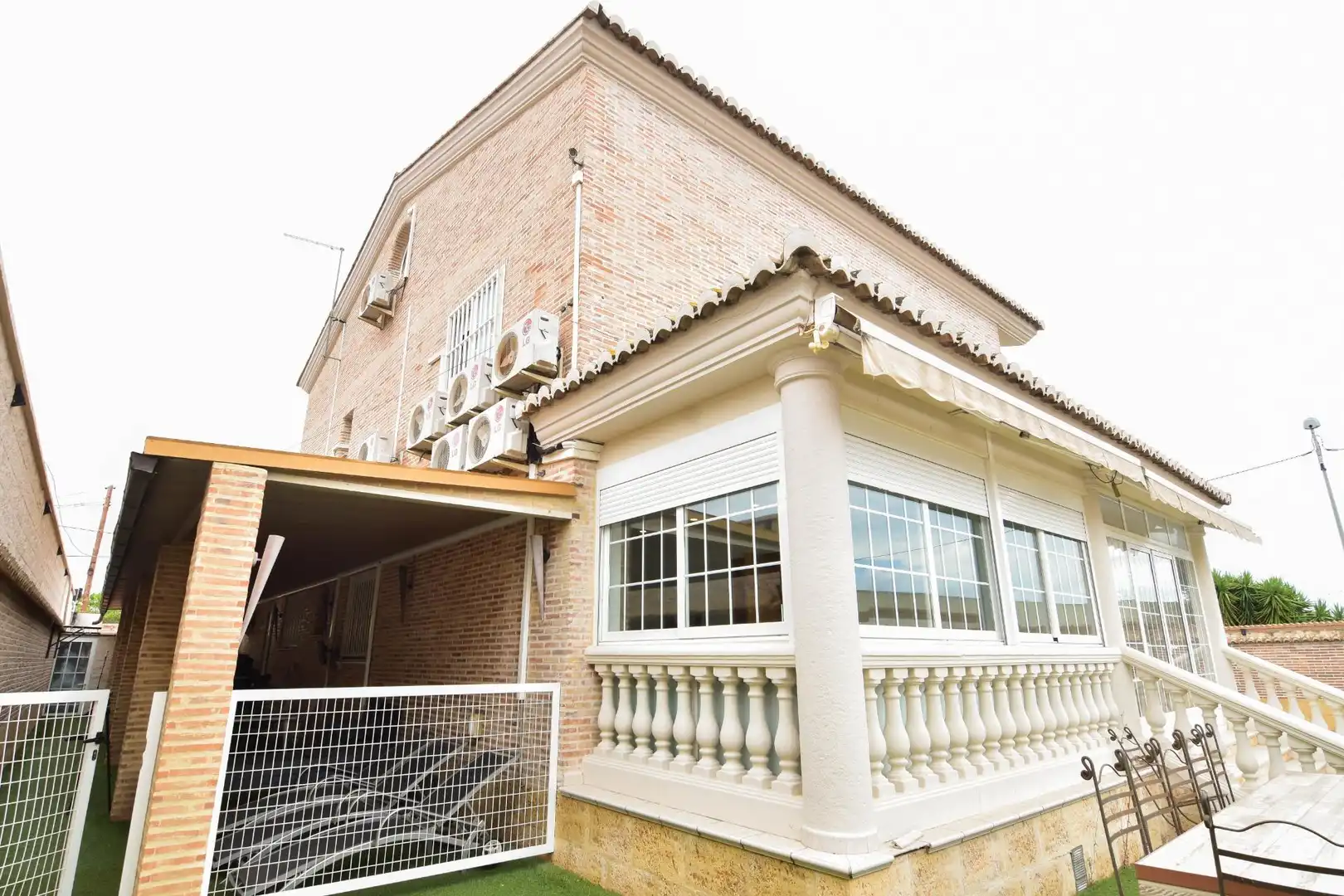 Vista exterior de Casa o xalet en venda en Picassent amb Aire condicionat, Calefacció i Jardí privat