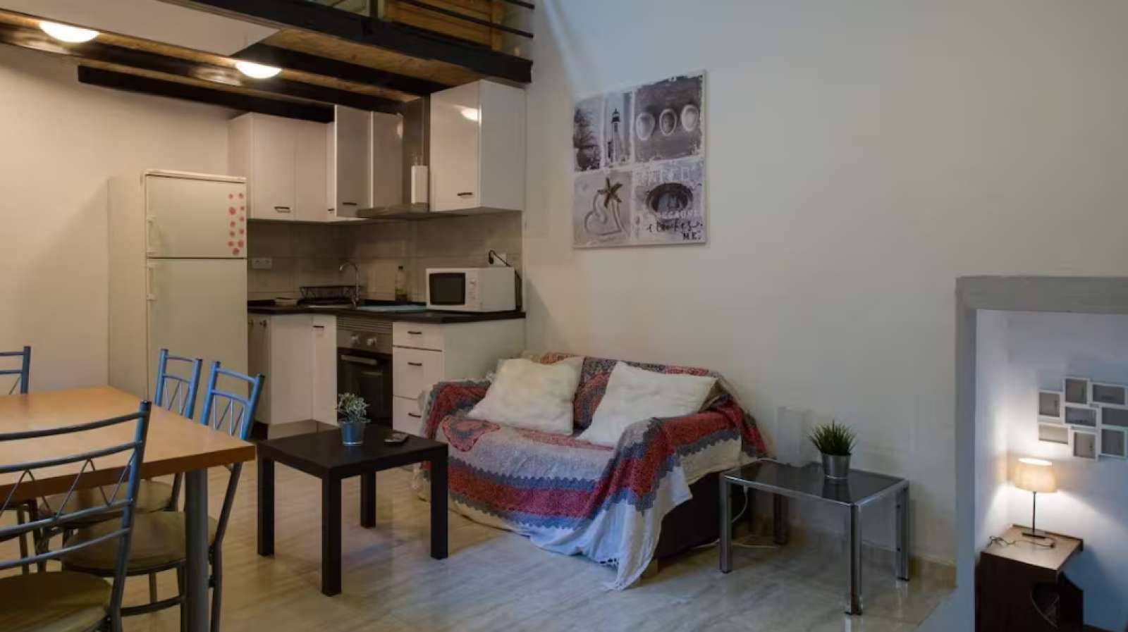 Living room of Study to share in  Barcelona Capital  with Air Conditioner and Terrace