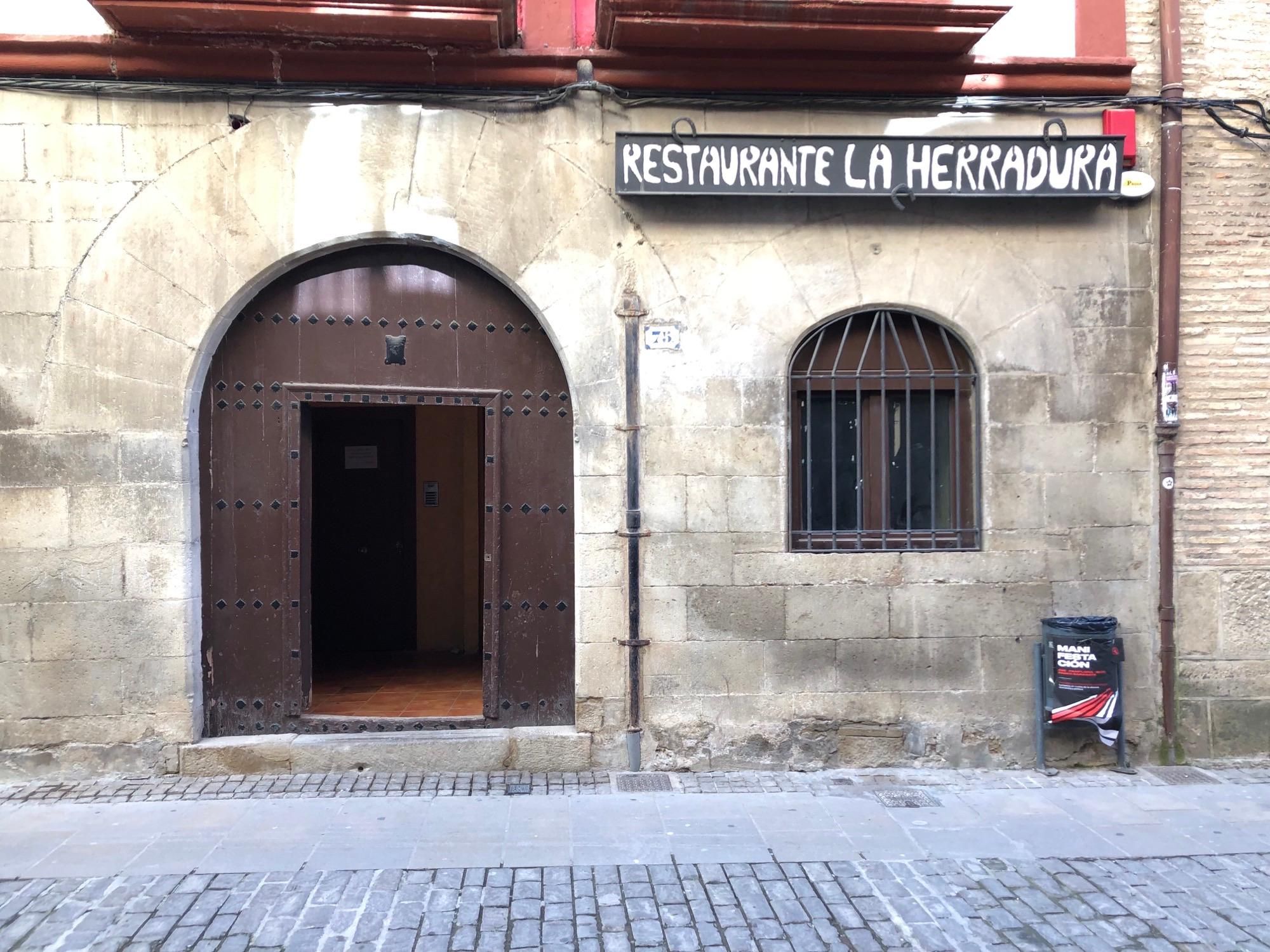 Premises for sale in Puente la Reina / Gares  with Heating