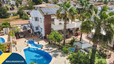 Villa con piscina privada, en la provincia de Alicante, en Rojales, en la localidad de Ciudad Quesada. 7 habitaciones | 480 m² | A