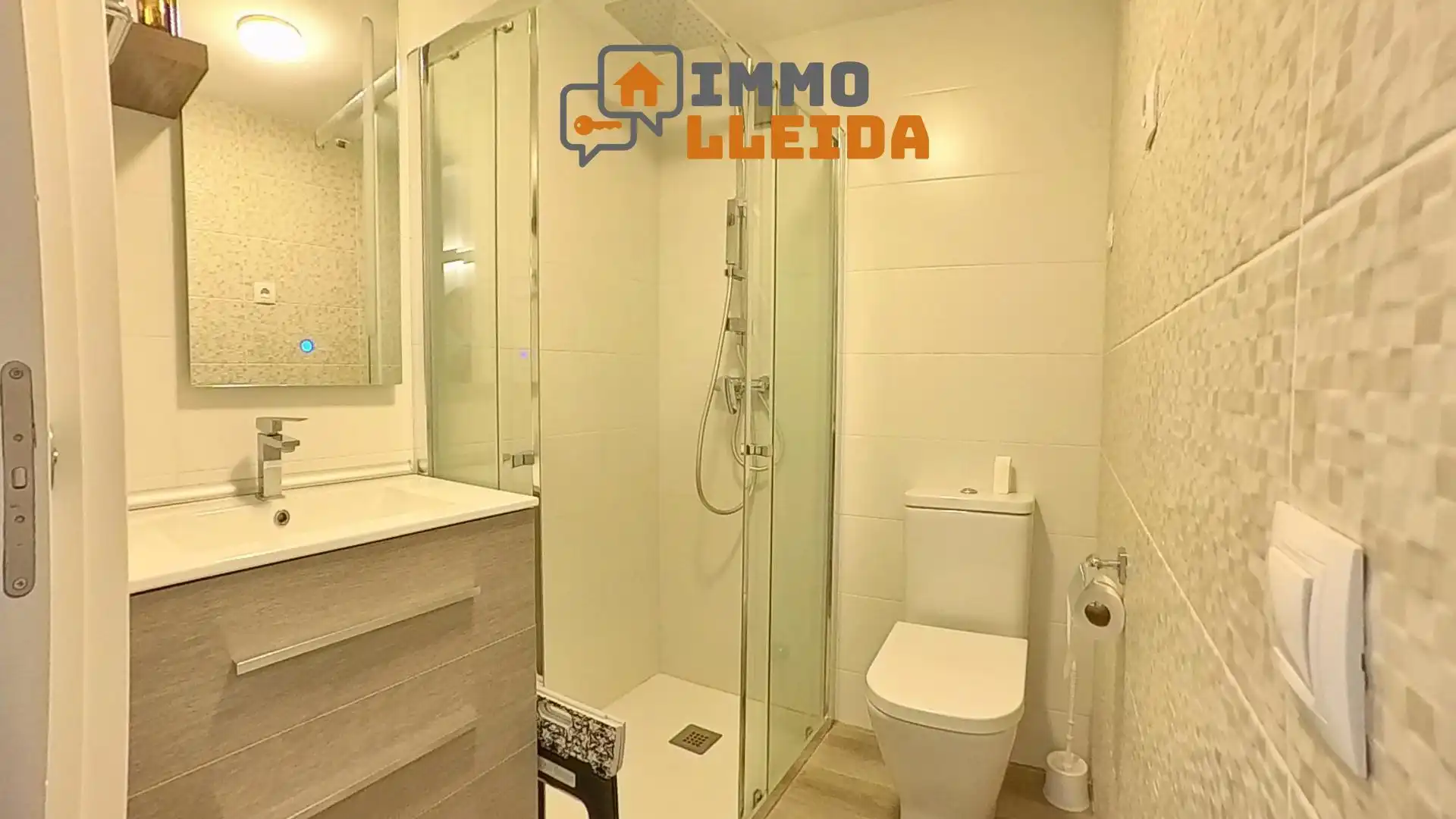 Badezimmer von Wohnung zum Verkauf in Camarasa mit Heizung, Parkett und Möbliert
