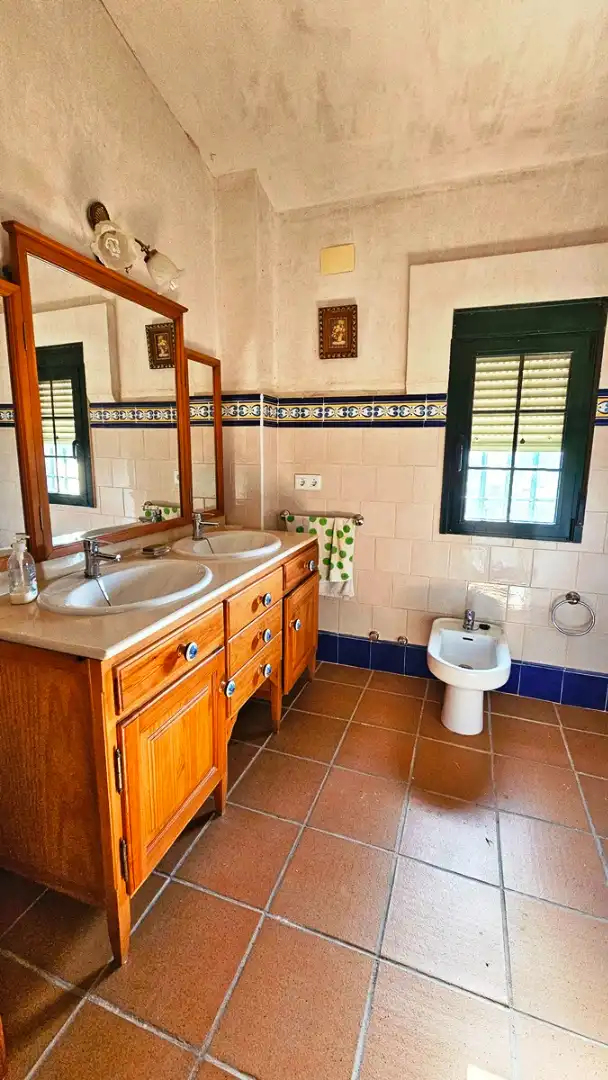 Baño de Casa o chalet en venta en El Castillo de las Guardas con Aire acondicionado, Jardín privado y Terraza