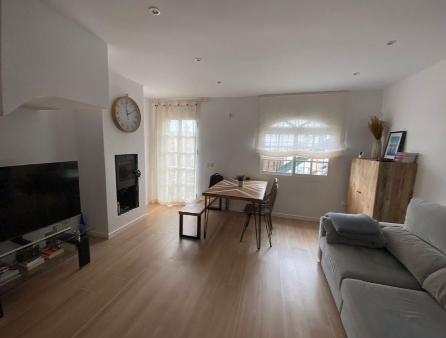 Sala d'estar de Casa adosada en venda en Benalmádena amb Jardí privat, Moblat i Piscina comunitària