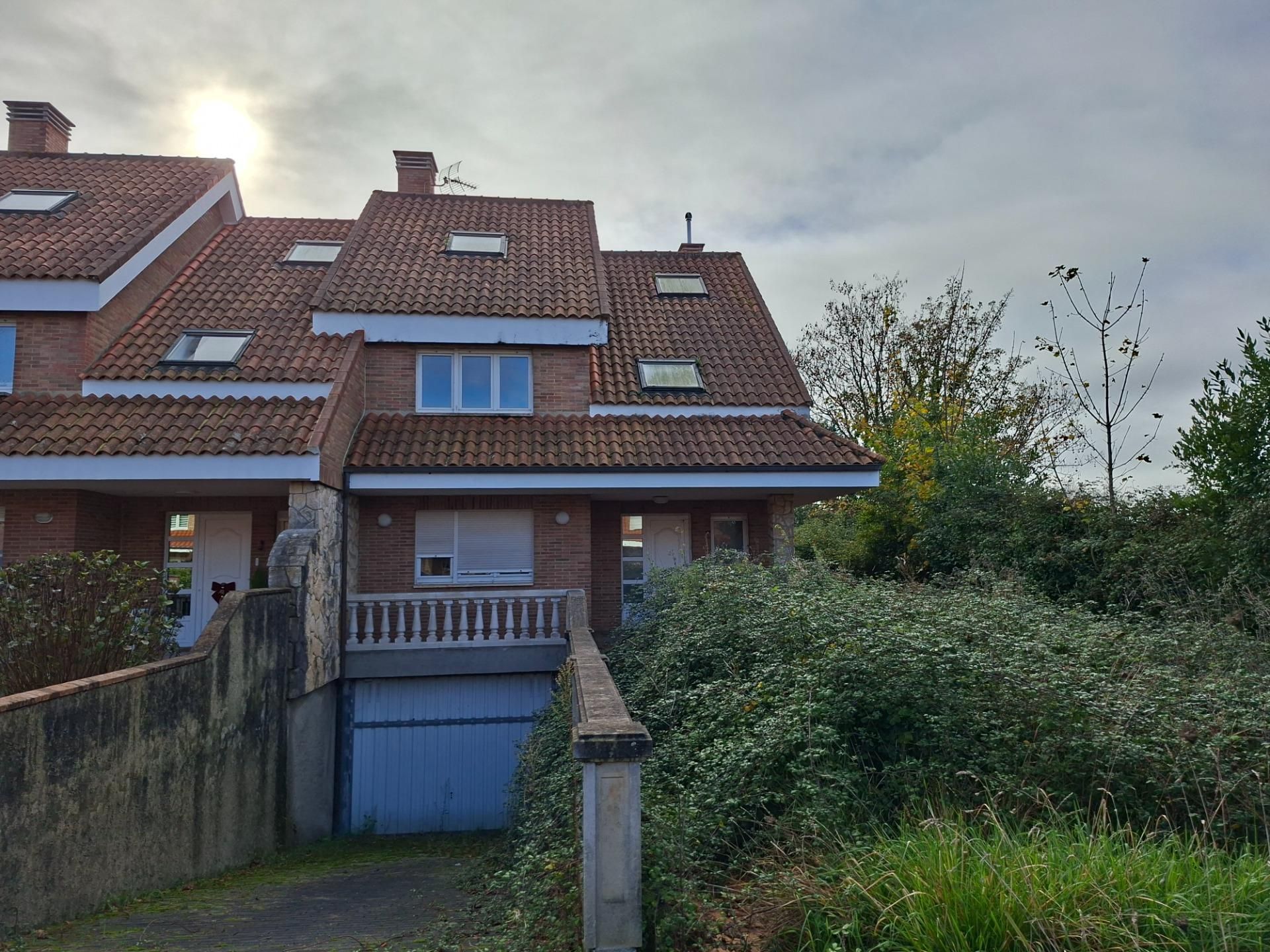 Vista exterior de Casa adosada en venda en Gijón  amb Jardí privat i Parquet