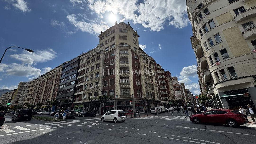 Vista exterior de Pis en venda en Bilbao  amb Calefacció