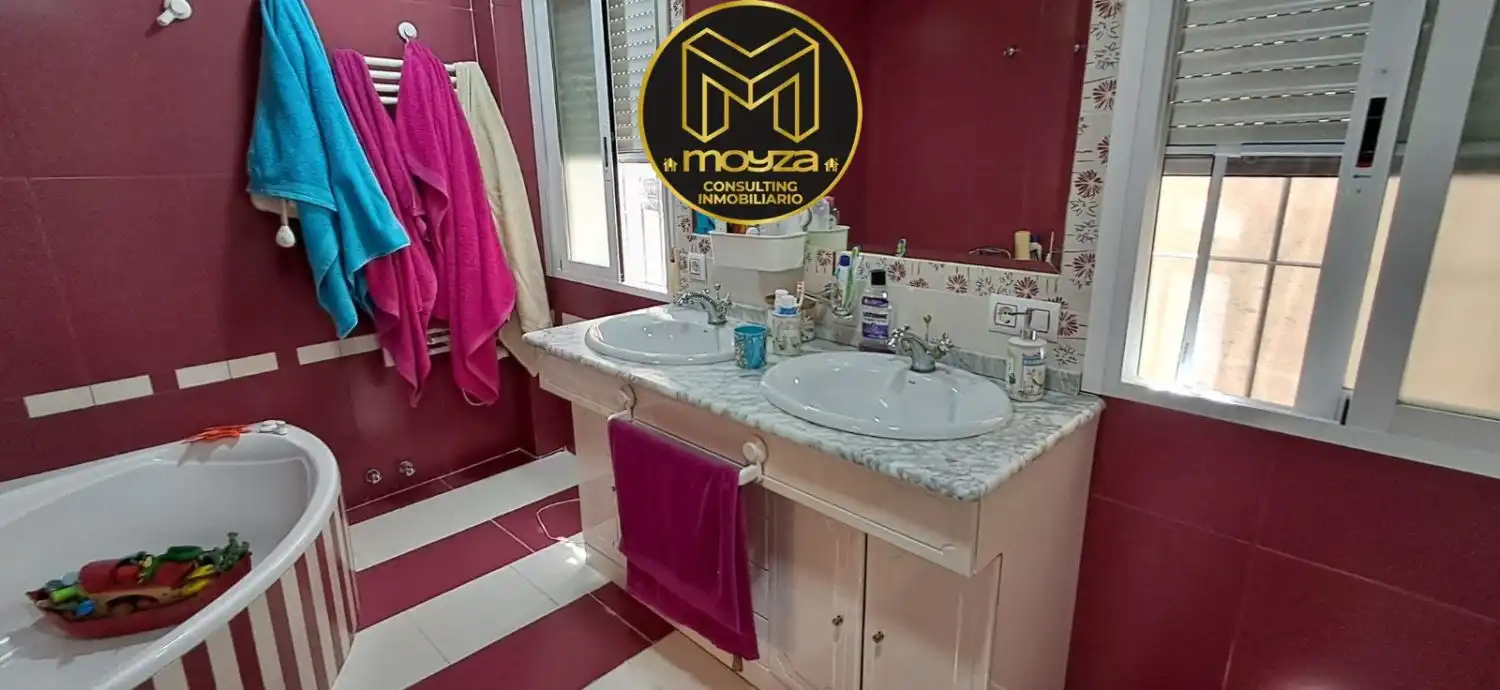 Baño de Casa o chalet de alquiler en Jaén con Aire acondicionado, Calefacción y Terraza