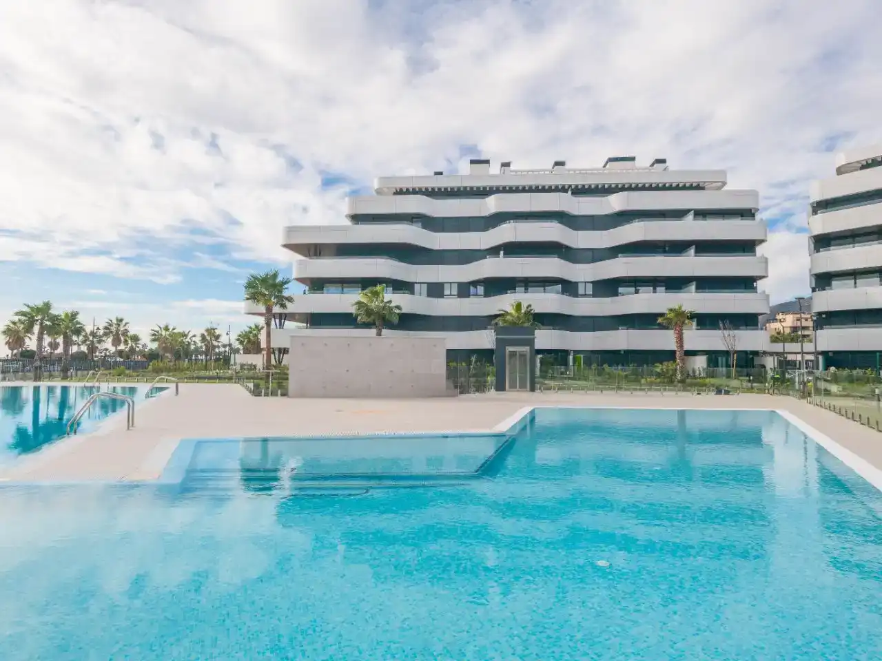 Vista exterior de Pis en venda en Torremolinos amb Aire condicionat, Piscina i Balcó