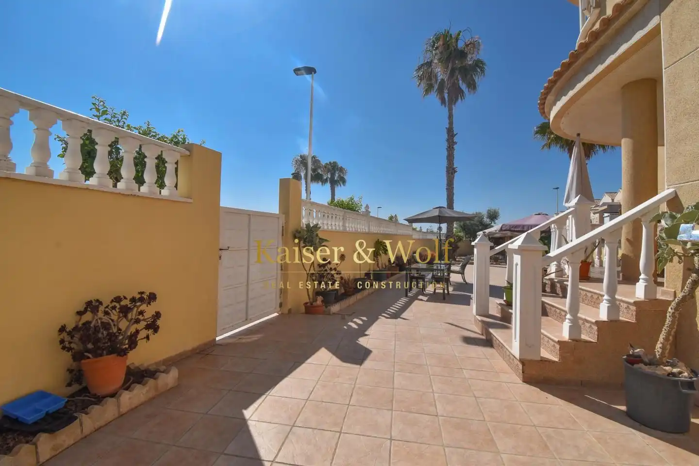 Vista exterior de Casa o xalet en venda en Torrevieja amb Jardí privat, Terrassa i Traster