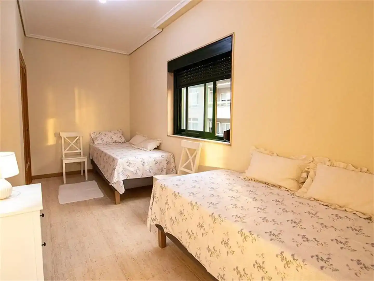 Schlafzimmer von Wohnungen zur Miete in Vigo  mit Möbliert und Balkon