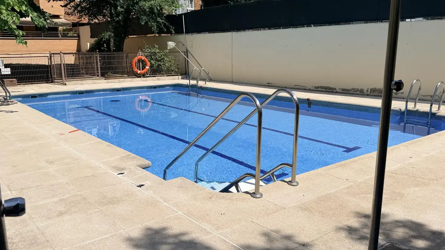 Piscina de Dúplex en venta en Madrid con Aire acondicionado, Calefacción y Parquet
