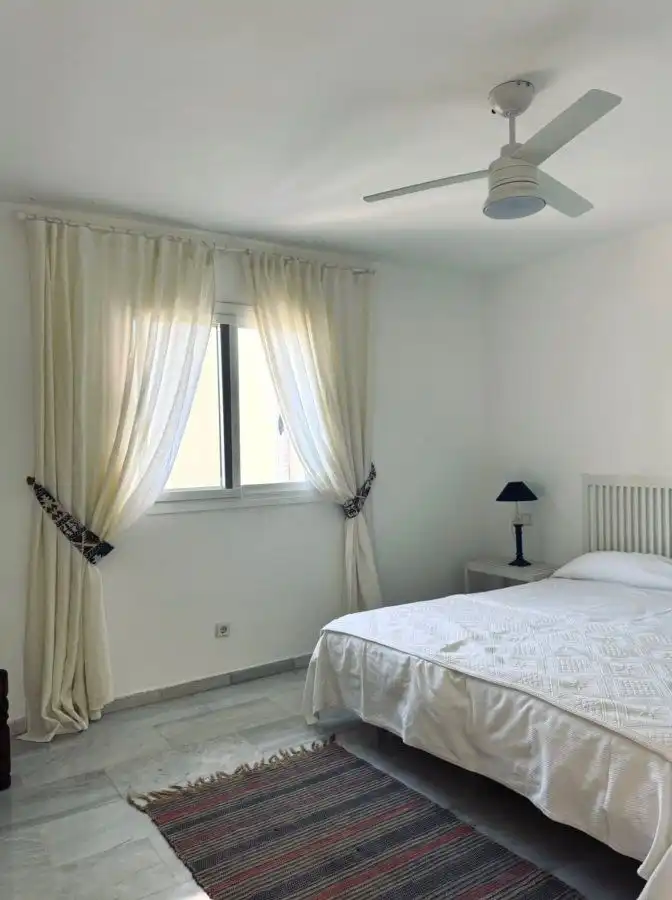 Dormitori de Apartament de lloguer en Sotogrande amb Aire condicionat, Calefacció i Terrassa