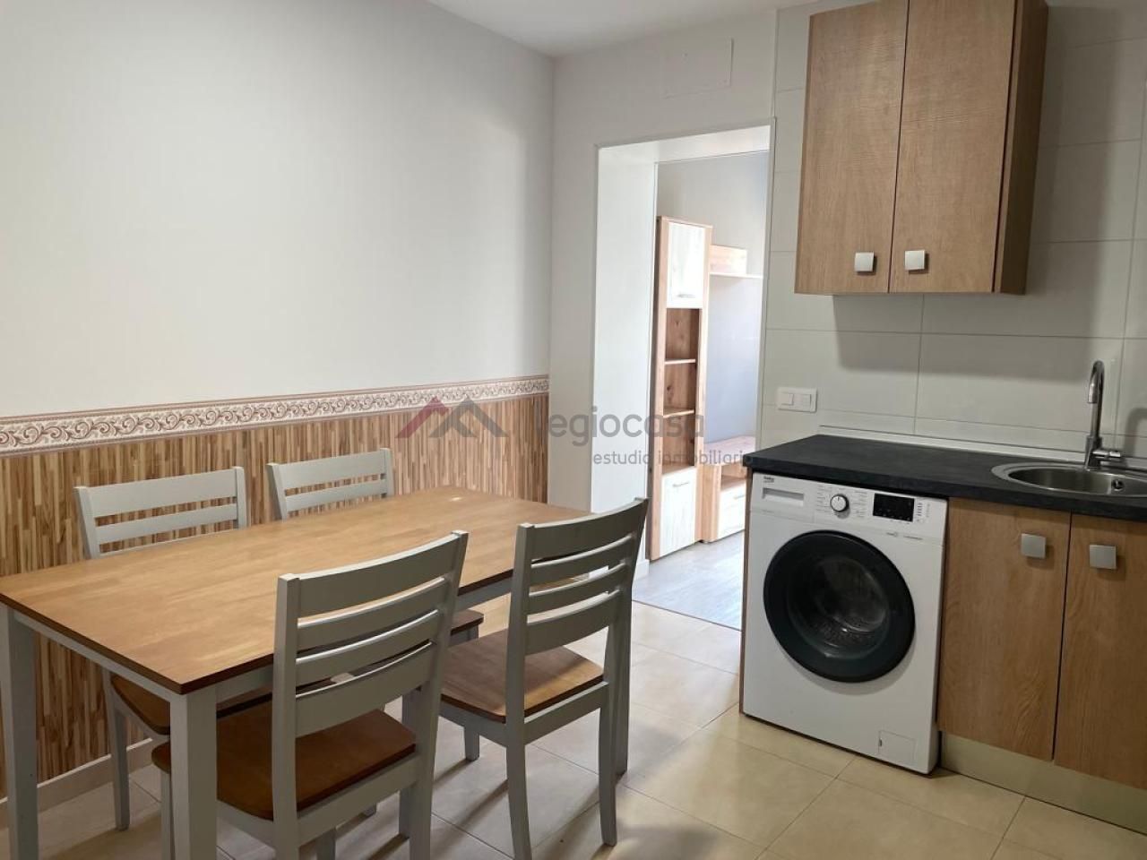 Cuina de Apartament de lloguer en León Capital  amb Calefacció i Moblat