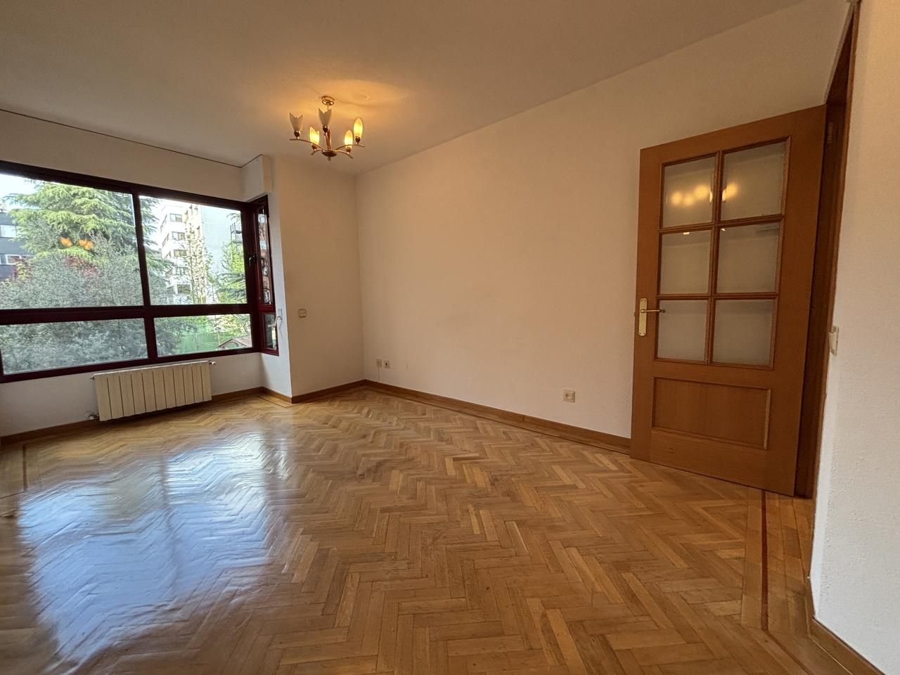 Living room of Flat to rent in  Madrid Capital  with Heating, Parquet flooring and Community pool