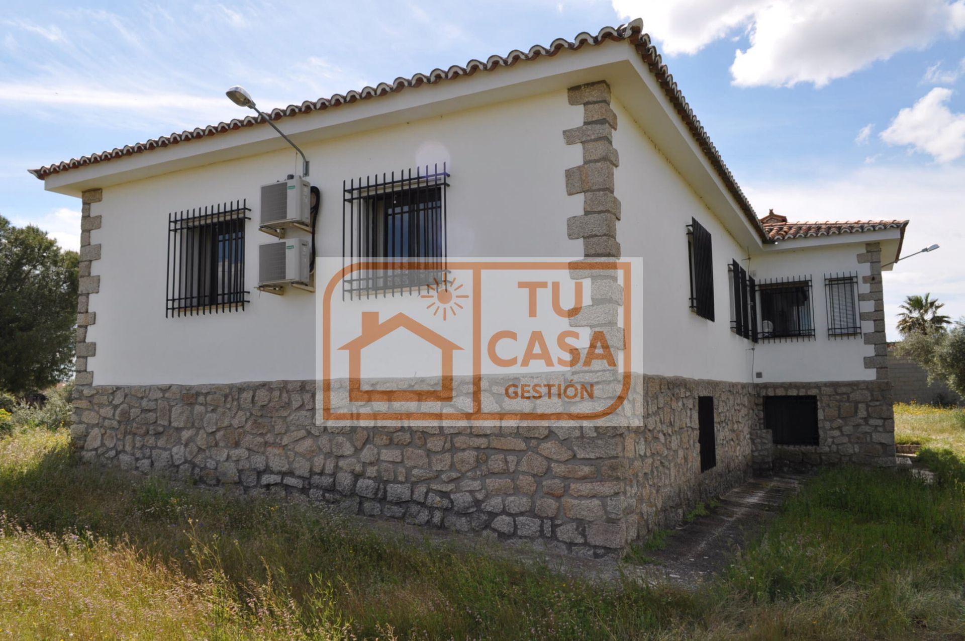 Exterior view of House or chalet for sale in Malpartida de Cáceres  with Air Conditioner, Heating and Private garden