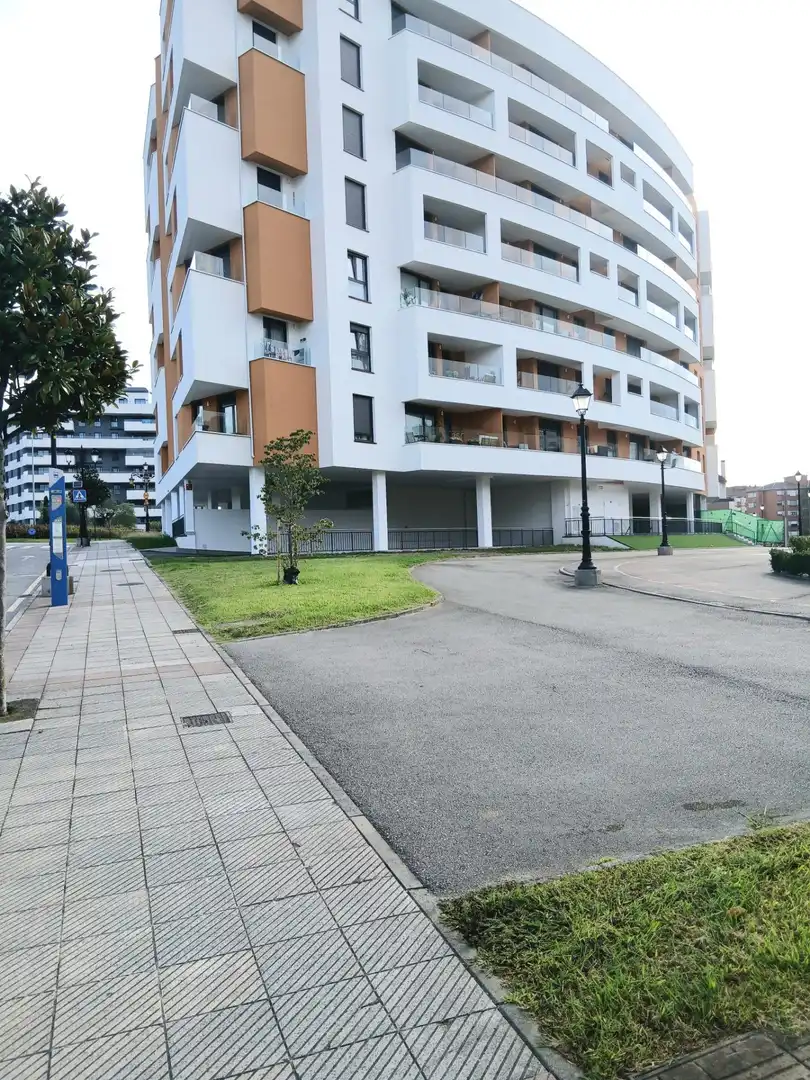 Parkplatz von Dachboden zur Miete in Oviedo  mit Heizung, Terrasse und Abstellraum
