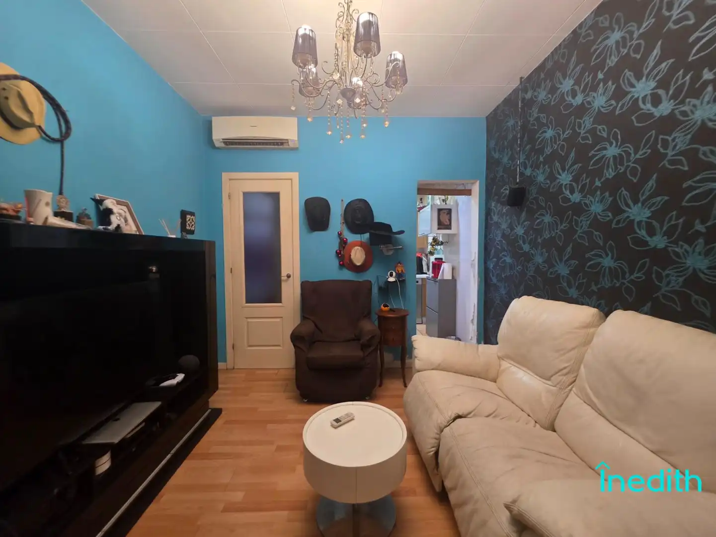 Living room of Flat for sale in L'Hospitalet de Llobregat  with Air Conditioner, Heating and Parquet flooring